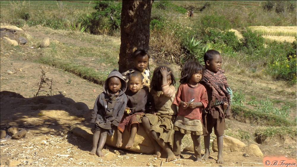 Les Hautes Terres centrales. Enfants dans les champs